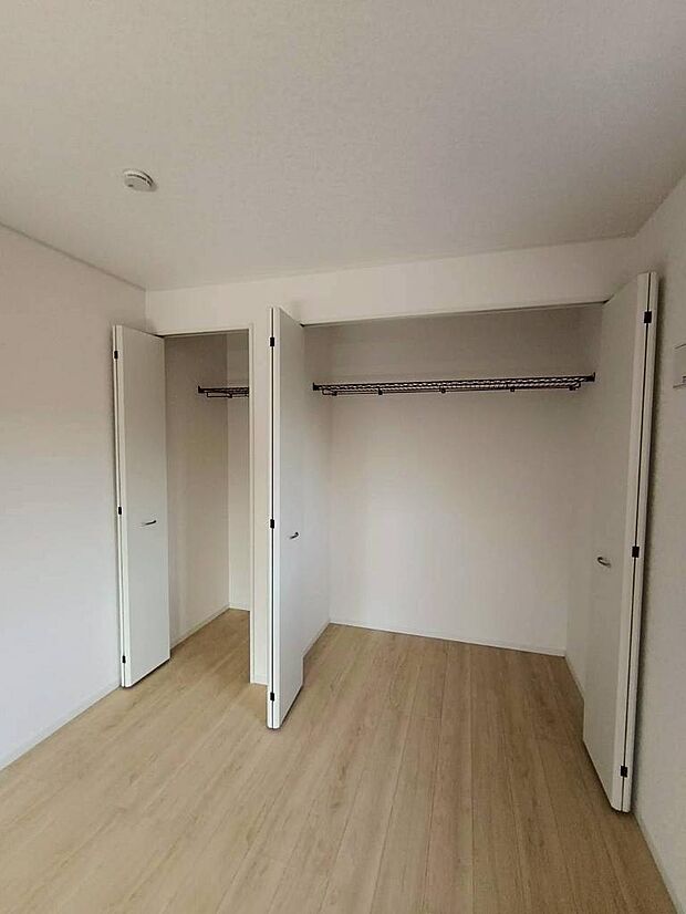 バルコニーに面した明るい寝室は風通しもよく居心地の良い空間となっております。爽やかな風を感じて目覚めの良い朝が迎えられそうです。