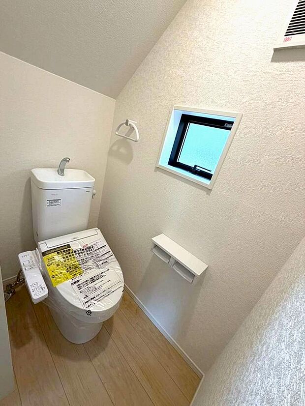 小窓付きのトイレで換気もできて衛生的です。昼間も明るく節電にもなります。