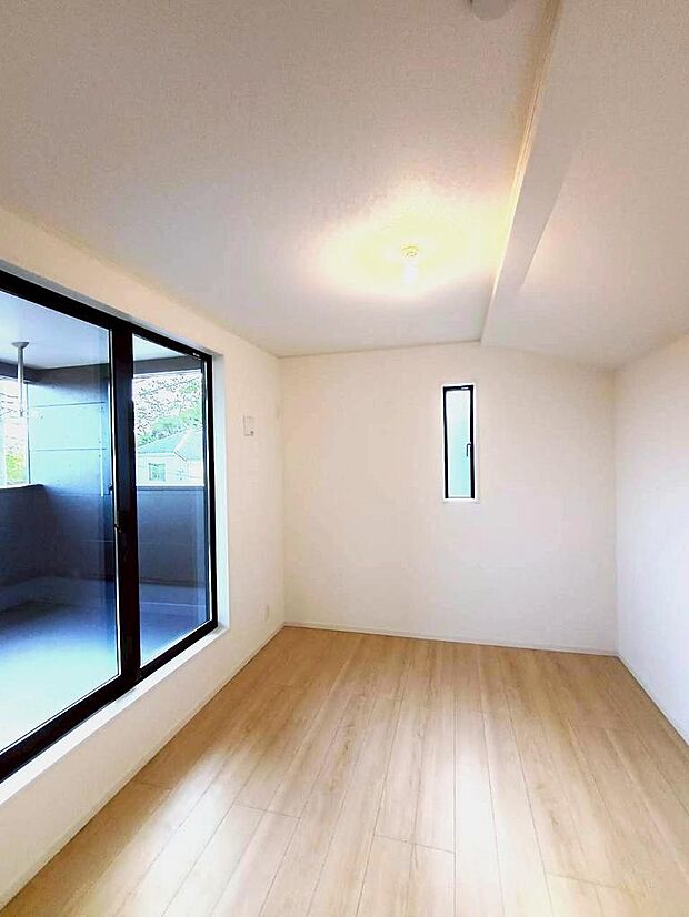 バルコニーに面した明るい寝室は風通しもよく居心地の良い空間となっております。爽やかな風を感じて目覚めの良い朝が迎えられそうです。