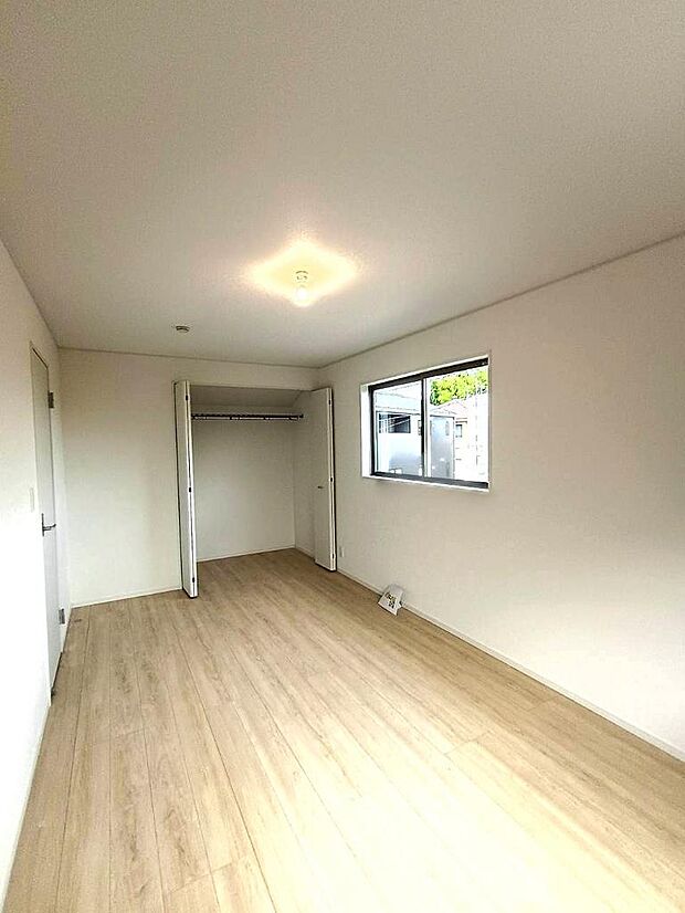 二面採光を確保した明るい室内とさわやかな風をたっぷりと取り込めます。