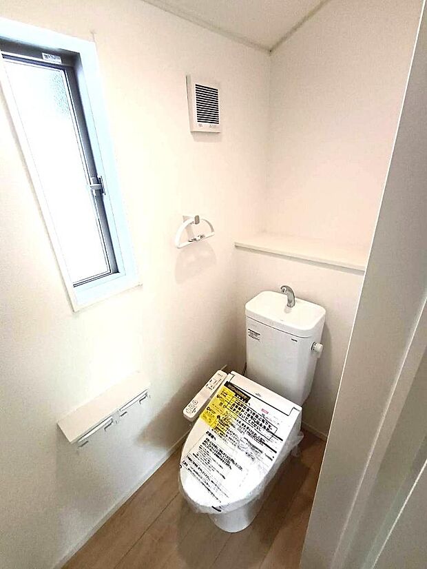 小窓付きのトイレで換気もできて衛生的です。昼間も明るく節電にもなります。
