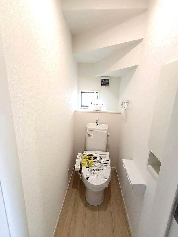 小窓付きのトイレで換気もできて衛生的です。昼間も明るく節電にもなります。