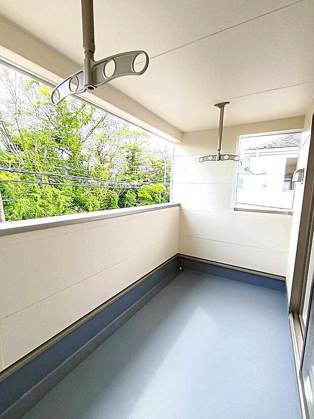 晴れた日にはたっぷりの洗濯物やお布団も干すことができる広々としたバルコニーです。