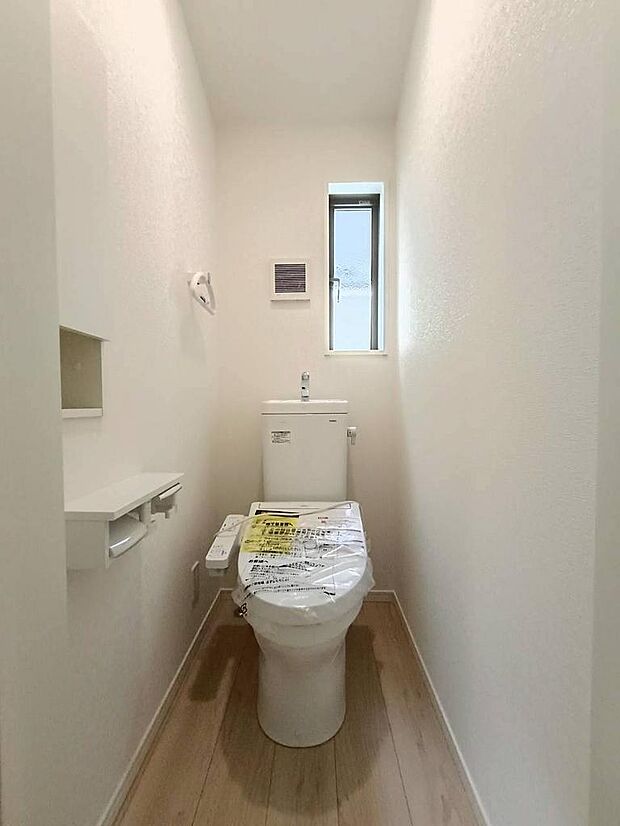 小窓付きのトイレで換気もできて衛生的です。昼間も明るく節電にもなります。