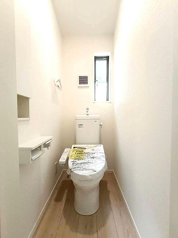 小窓付きのトイレで換気もできて衛生的です。昼間も明るく節電にもなります。