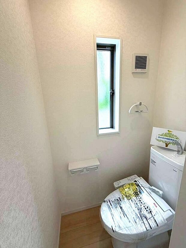 小窓付きのトイレで換気もできて衛生的です。昼間も明るく節電にもなります。