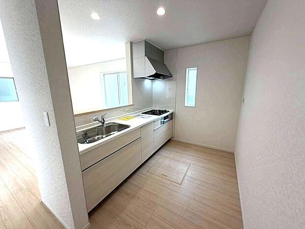 ご家族との会話が弾む対面キッチンでのお料理は楽しいですね。出来上がったお料理をカウンターからそのまま配膳できるのも良いですね。