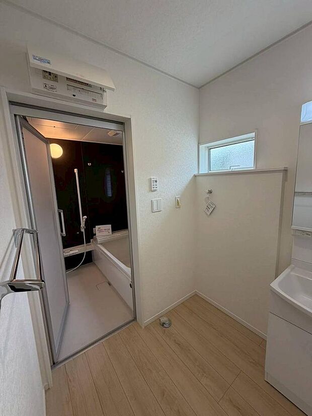 洗面所には窓が備えられております。毎朝の身支度も気持ちよくできそうです。