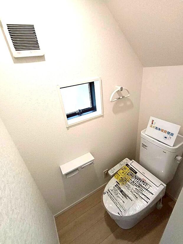 小窓付きのトイレで換気もできて衛生的です。昼間も明るく節電にもなります。