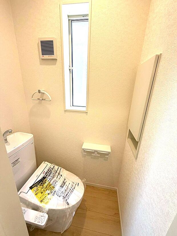 小窓付きのトイレで換気もできて衛生的です。昼間も明るく節電にもなります。