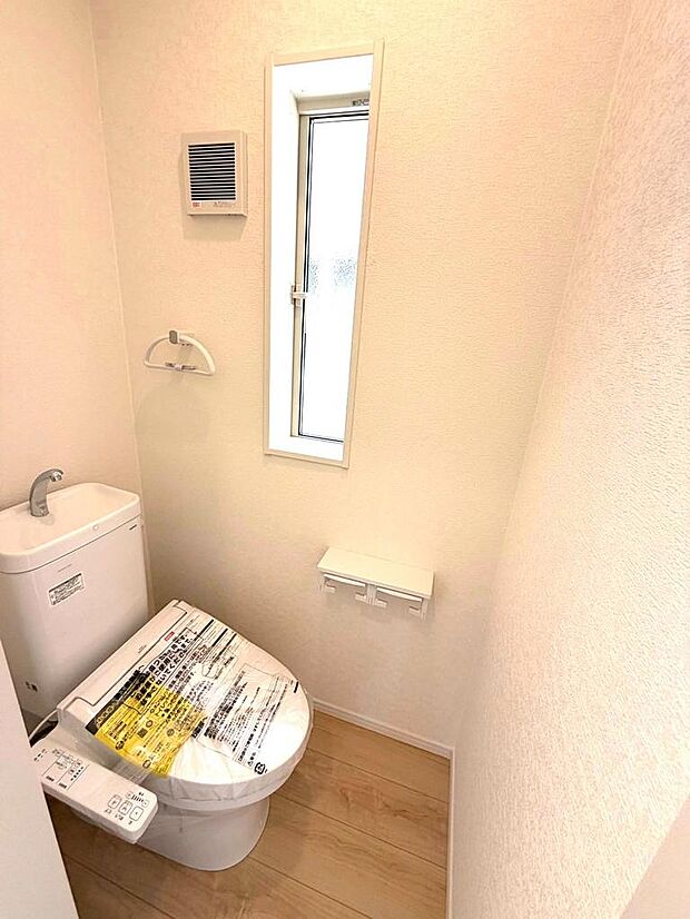 小窓付きのトイレで換気もできて衛生的です。昼間も明るく節電にもなります。