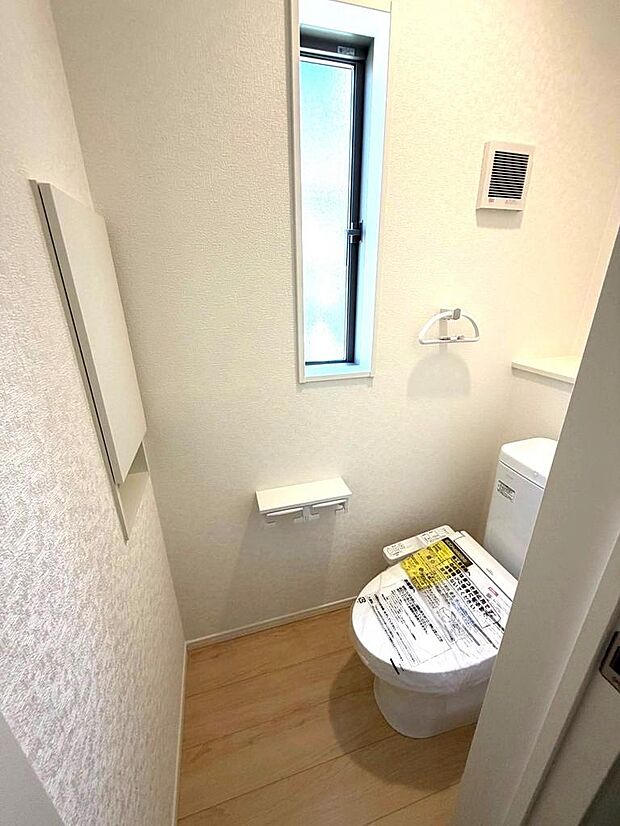 小窓付きのトイレで換気もできて衛生的です。昼間も明るく節電にもなります。