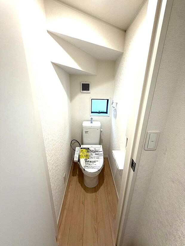 小窓付きのトイレで換気もできて衛生的です。昼間も明るく節電にもなります。