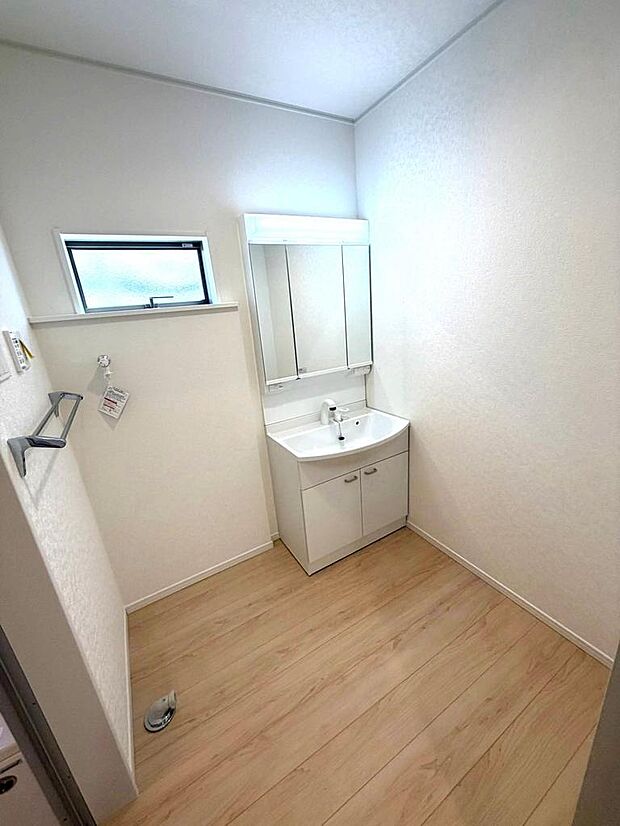洗面所には窓が備えられております。毎朝の身支度も気持ちよくできそうです。