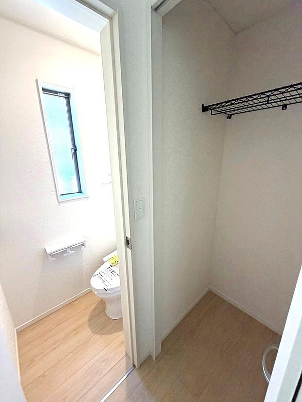 トイレ横には便利な収納があります。
