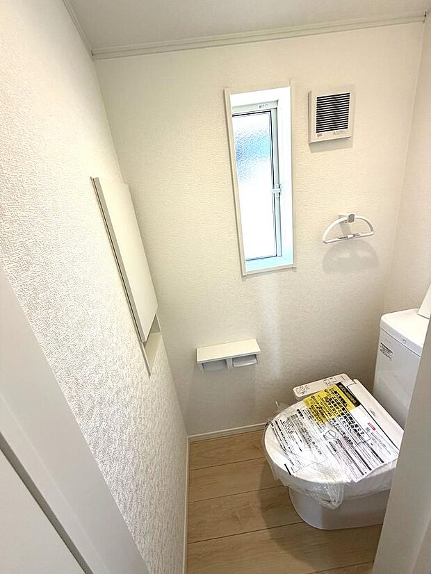小窓付きのトイレで換気もできて衛生的です。昼間も明るく節電にもなります。