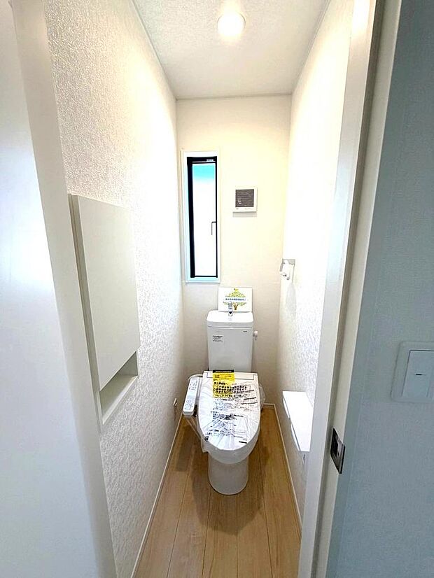 小窓付きのトイレで換気もできて衛生的です。昼間も明るく節電にもなります。