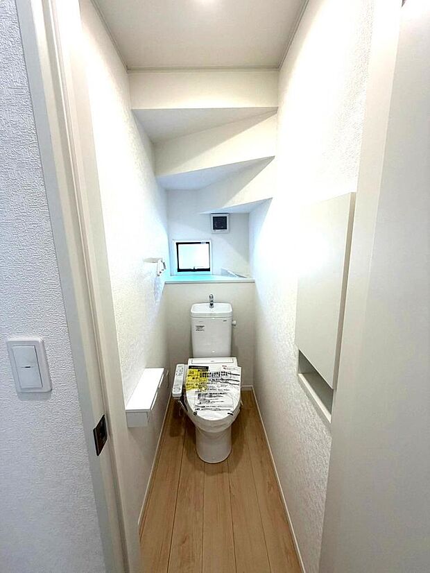 小窓付きのトイレで換気もできて衛生的です。昼間も明るく節電にもなります。