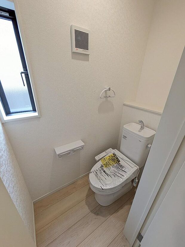 写真はイメージです。小窓付きのトイレで換気もできて衛生的です。昼間も明るく節電にもなります。