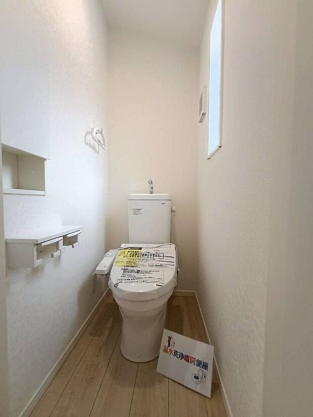 写真はイメージです。小窓付きのトイレで換気もできて衛生的です。昼間も明るく節電にもなります。