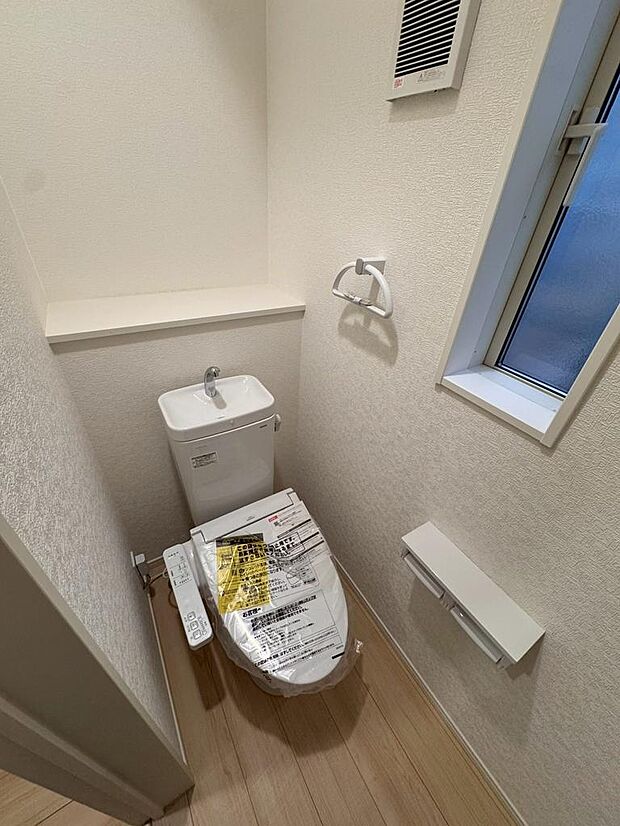 写真はイメージです。小窓付きのトイレで換気もできて衛生的です。昼間も明るく節電にもなります。