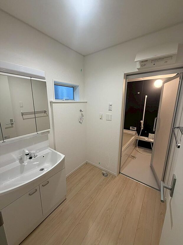 写真はイメージです。洗面所には窓が備えられております。毎朝の身支度も気持ちよくできそうです。