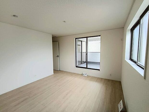 写真はイメージです。二面採光を確保した明るい室内とさわやかな風をたっぷりと取り込めます。