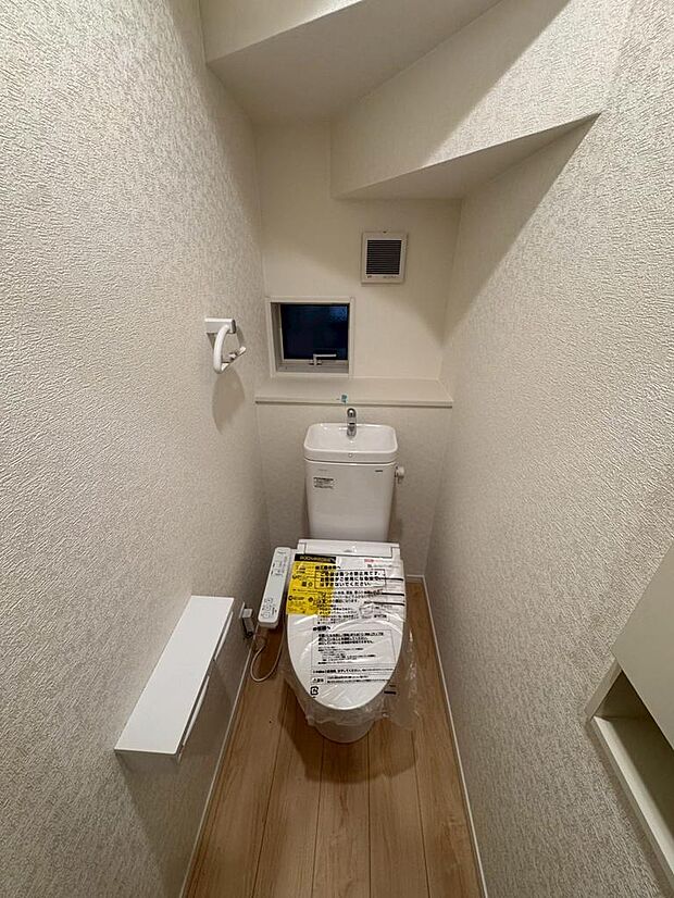写真はイメージです。小窓付きのトイレで換気もできて衛生的です。昼間も明るく節電にもなります。