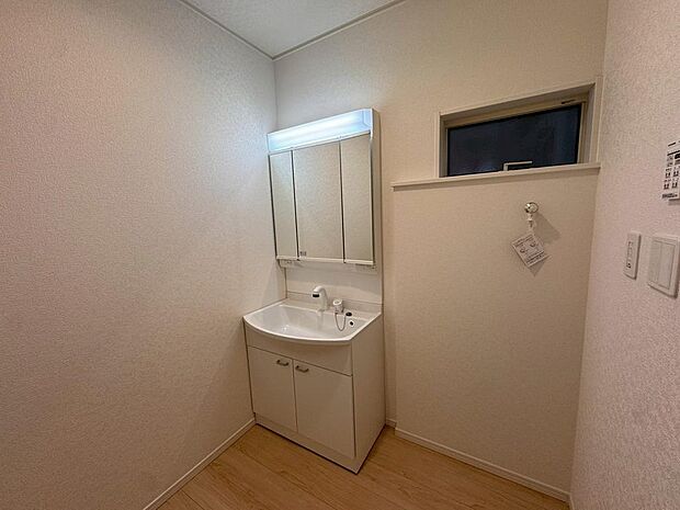 写真はイメージです。洗面所には窓が備えられております。毎朝の身支度も気持ちよくできそうです。