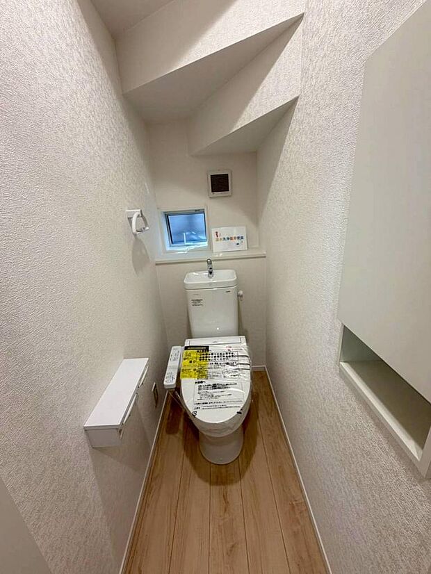 写真はイメージです。小窓付きのトイレで換気もできて衛生的です。昼間も明るく節電にもなります。