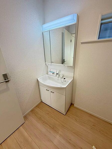 写真はイメージです。洗面所には窓が備えられております。毎朝の身支度も気持ちよくできそうです。