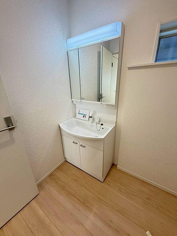 写真はイメージです。洗面所には窓が備えられております。毎朝の身支度も気持ちよくできそうです。
