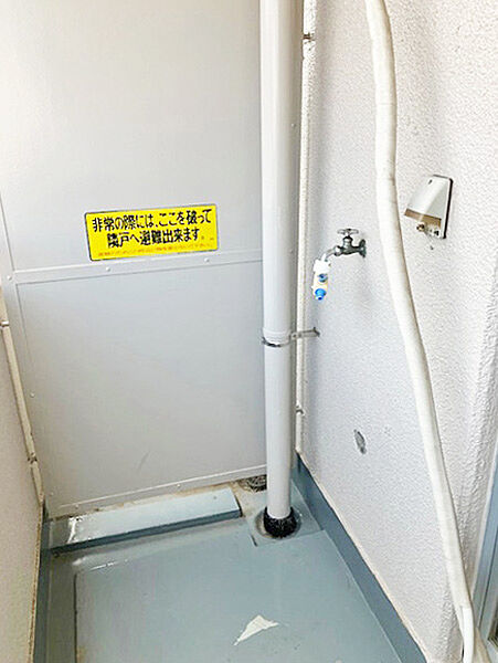 バルコニーに洗濯機置場があるので、そのまま干す事ができて家事の時短になります！
