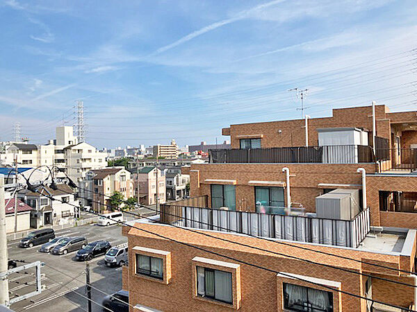 周辺に高い建物がなく最上階なので開放的な眺め