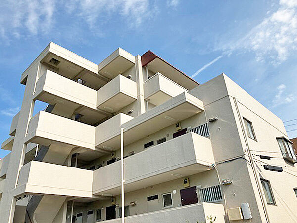 白の爽やかな外観です