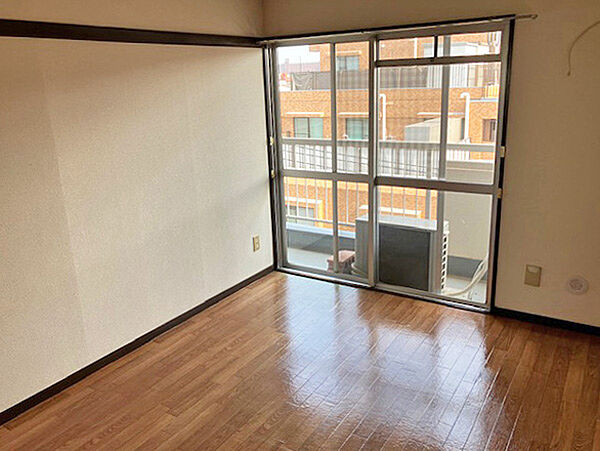 南に面したお部屋！明るく心地よい風が入ってくるので快適に過ごせそうです