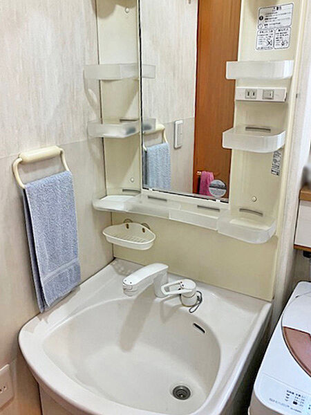 1階の洗面化粧台。2階にも洗面台があります。