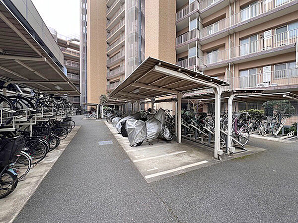 太陽光や雨の日も嬉しい屋根付きの駐輪場