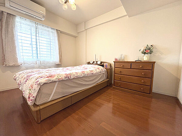 折り上げ天井になっているので開放感のあるお部屋です！