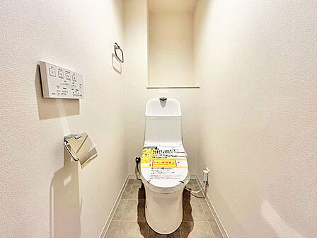 奥行きのあるトイレには収納棚が設置されているのでお掃除用品などもすっきり片付きます