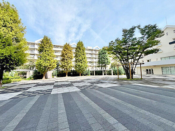 エントランス前にある広場では小さいお子様とのお散歩やご近所の方とのコミュニケ―ションの場にも！