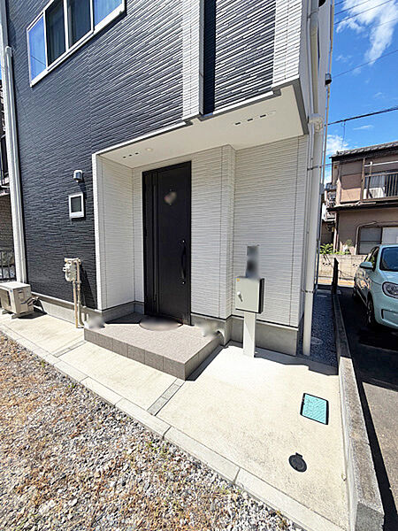 玄関前が道路にめんしていないため小さなお子様やペットがいるご家族にも安心です