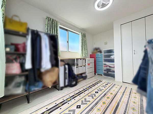 南西向きの窓から暖かな日差しが差し込む5.6帖のお部屋！寝室にも良さそうです！