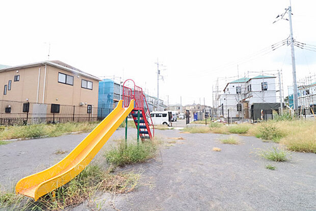 タウン内の公園にはすべり台やベンチ、水道もあります。