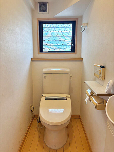 ウォシュレット・トイレに手洗い付きで便利です！