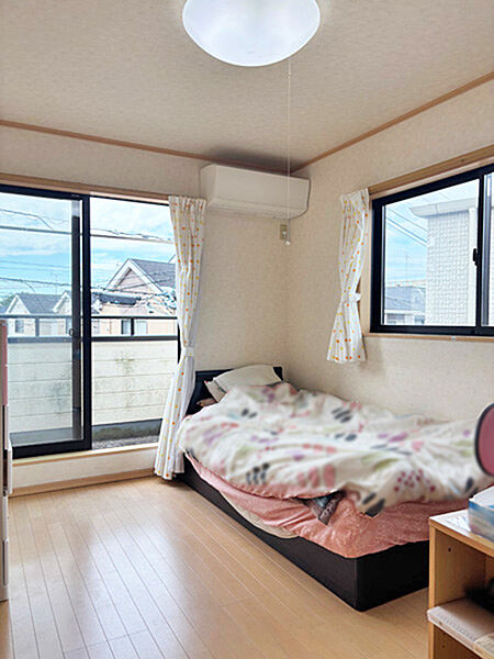南西向き2階洋室・日当たり通風良く明るいお部屋！