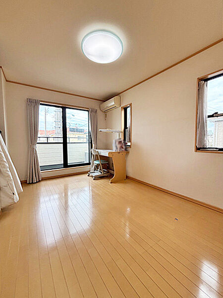広々7.5帖の洋室でゆったりとした時間をお過ごしください！