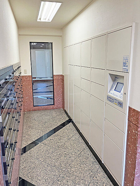 留守中でもお荷物を受け取れる宅配ボックスがございます！