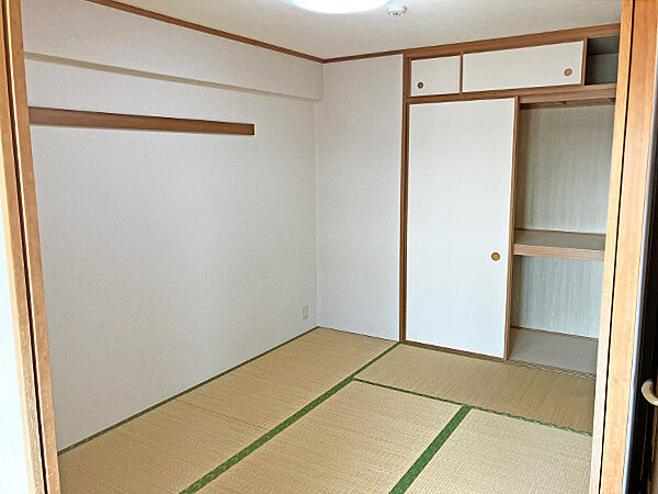 廊下とリビングの2方向につながる和室です！
