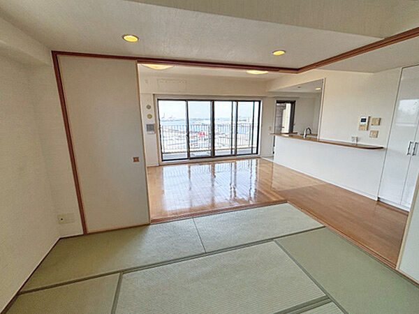 和室から空と海をみながら、ごろ寝をしてストレス解消！